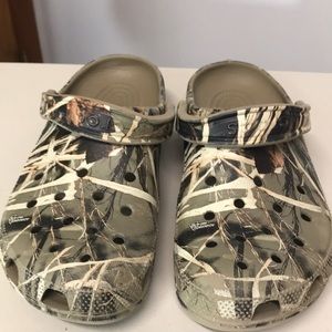 crocs camo slides